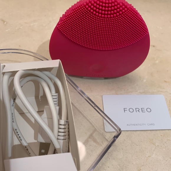 FOREO LUNA mini Facial Cleansing Device like NEW!! - Picture 4 of 6